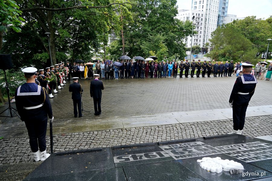 Uczestnicy zgromadzeni podczas uroczystości  z okazji 87. rocznicy wybuchu II wojny światowej na Cmentarzu Wojennym w Redłowie (fot. Magdalena Czernek)