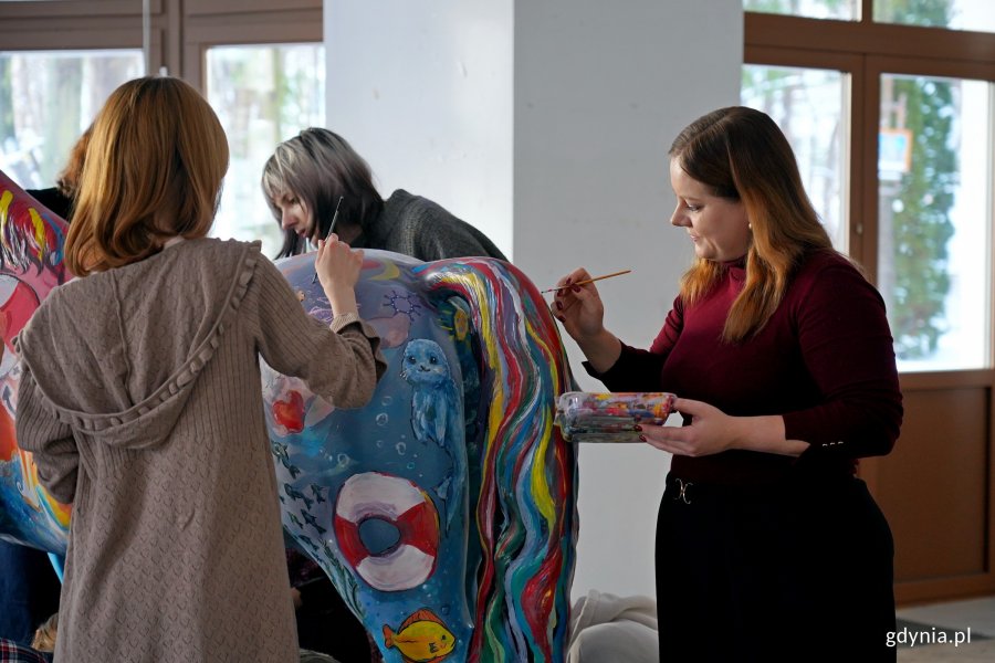 Prezydent Gdyni Aleksandra Kosiorek malująca rzeźbę konia, kt&oacute;rą miasto przekaże na licytację WOŚP 