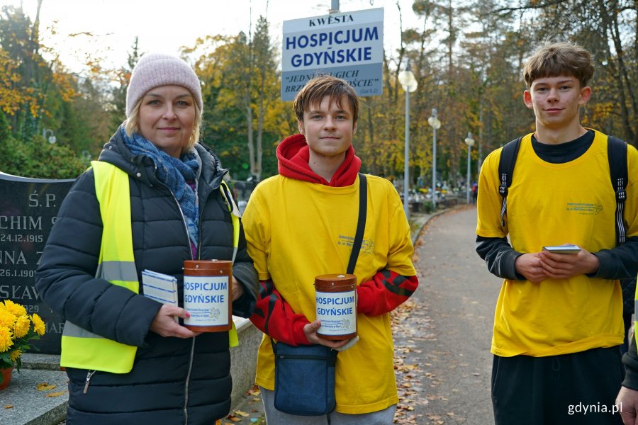 Radna miasta Beata Zastawna z wolontariuszami podczas kwesty na rzecz gdyńskiego hospicjum