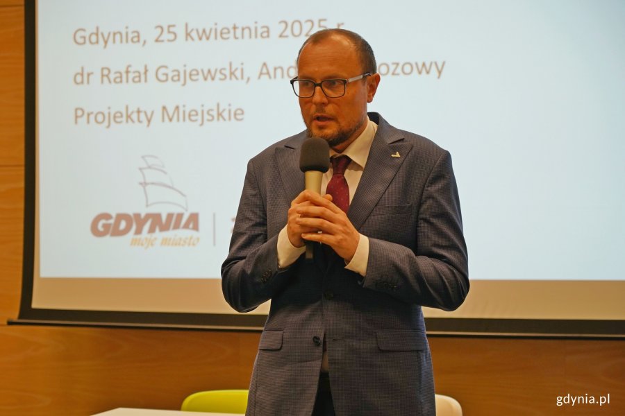 Mariusz Bzdęga, dyrektor zarządzający ds. kultury i aktywności mieszkańców oraz przewodniczący Gdyńskiej Rady Kultury podczas warsztatów strategicznych