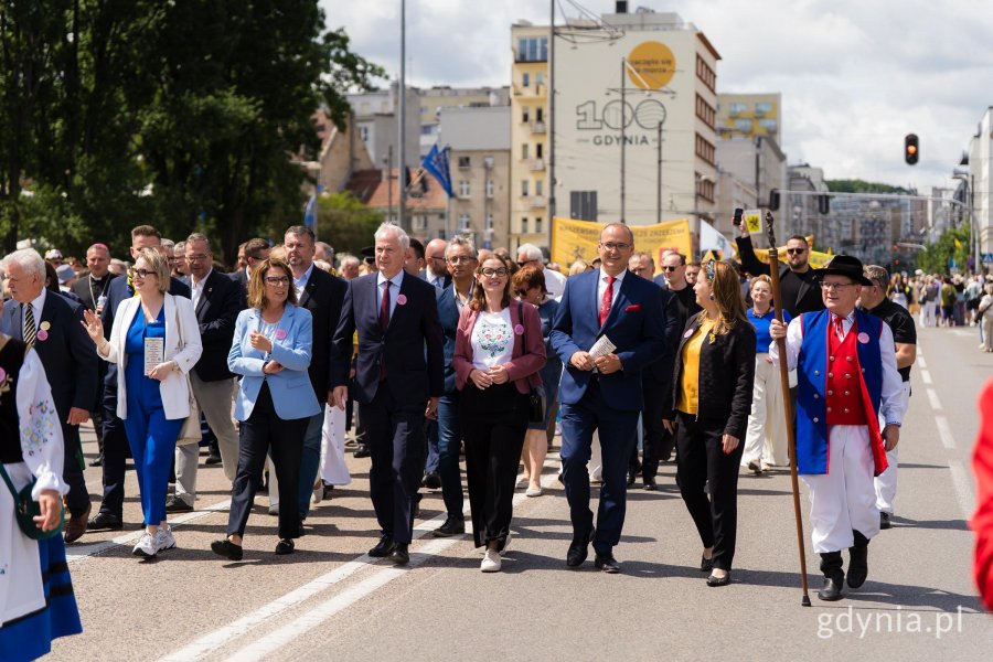 Na zdjęciu m.in.: marszałek Senatu RP Małgorzata Kidawa-Błońska, senator Sławomir Rybicki, posłanka Wioleta Tomczak, wicewojewoda pomorski Emil Rojek, wiceprezydentka Gdyni Oktawia Gorzeńska i radna Gdyni Agnieszka Tokarska