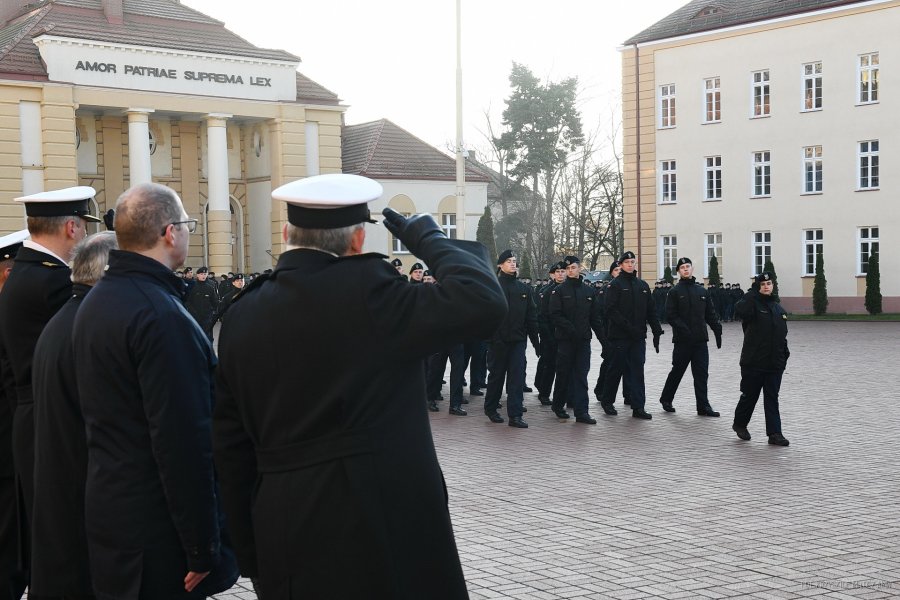 Defilada pododdziałów podczas apelu.