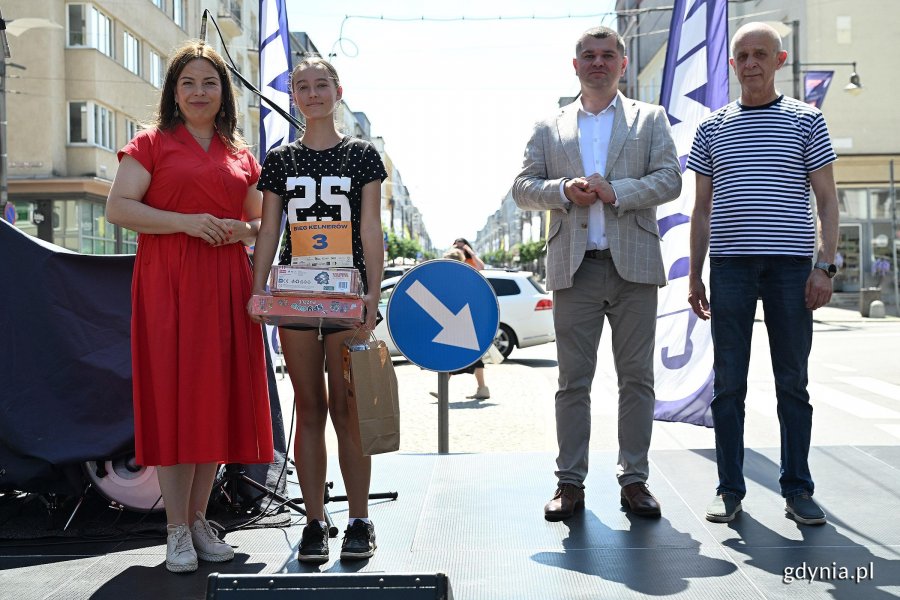 Rozdanie nagr&oacute;d wśr&oacute;d zwycięzc&oacute;w Biegu Kelner&oacute;w. Na zdjęciu m.in: członek zarządu wojew&oacute;dztwa pomorskiego Adam Gawrylika i wiceprezydentka Gdyni Oktawia Gorzeńska