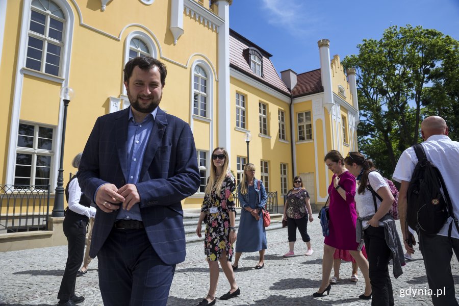 Inauguracja projektu "Gdynia o 10-tej" dla przedstawicieli hoteli biorących udział w akcji oraz przewodników miejskich w hotelu Relais & Châteaux Quadrille w Orłowie. Na pierwszym planie przewodnik Michał Miegoń.. Fot. Przemysław Kozłowski