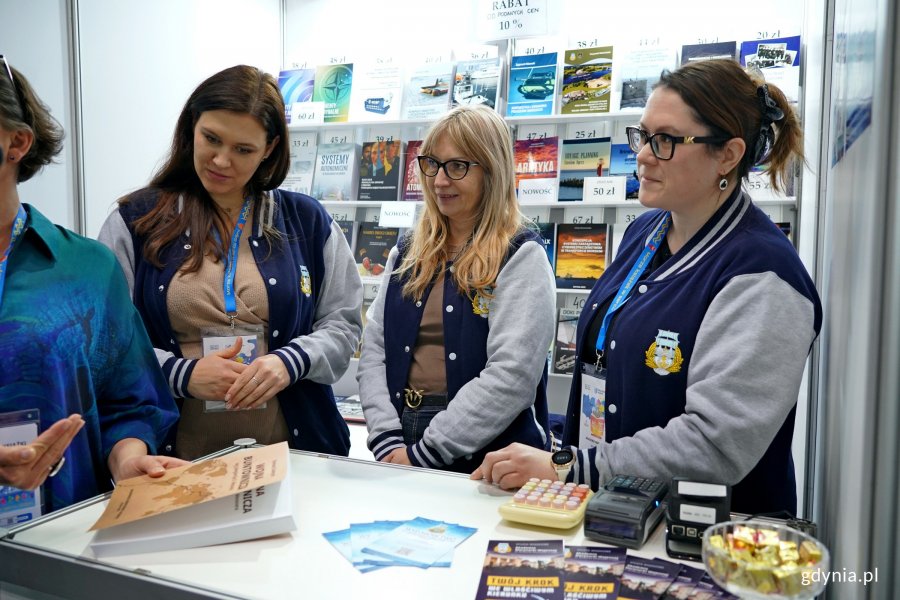 Stoisko Akademii Marynarki Wojennej na Targach Książki w Gdyni 