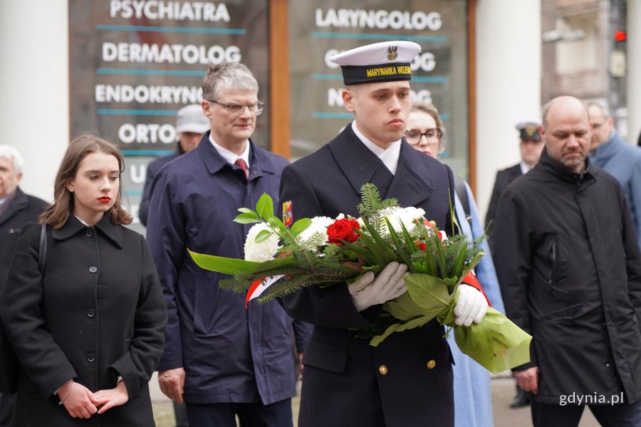 Gdyńska delegacja składa wieniec