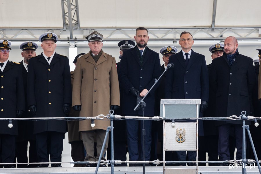 W uroczystościach z okazji 106. rocznicy utworzenia Marynarki Wojennej uczestniczyli m.in.: prezydent RP Andrzej Duda, Władysław Kosiniak-Kamysz - wicepremier, minister obrony narodowej, Jacek Siewiera - szef BBN czy wiceadmirał Jarosław Ziemiański - inspektor Marynarki Wojennej 