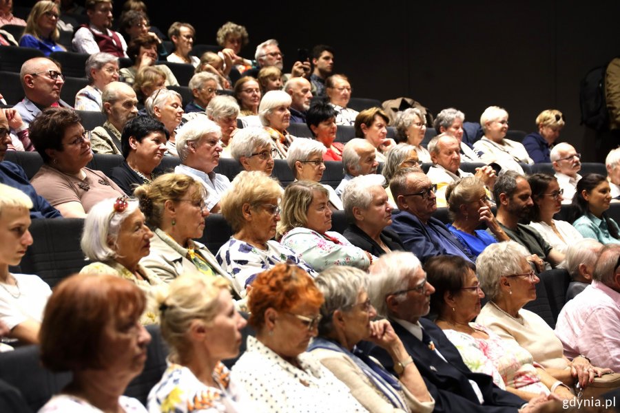 Widzowie podczas premiery filmu &bdquo;Historia dzielnic Gdyni w opowieściach jej mieszkańc&oacute;w na tle 100 lat miasta&rdquo; 