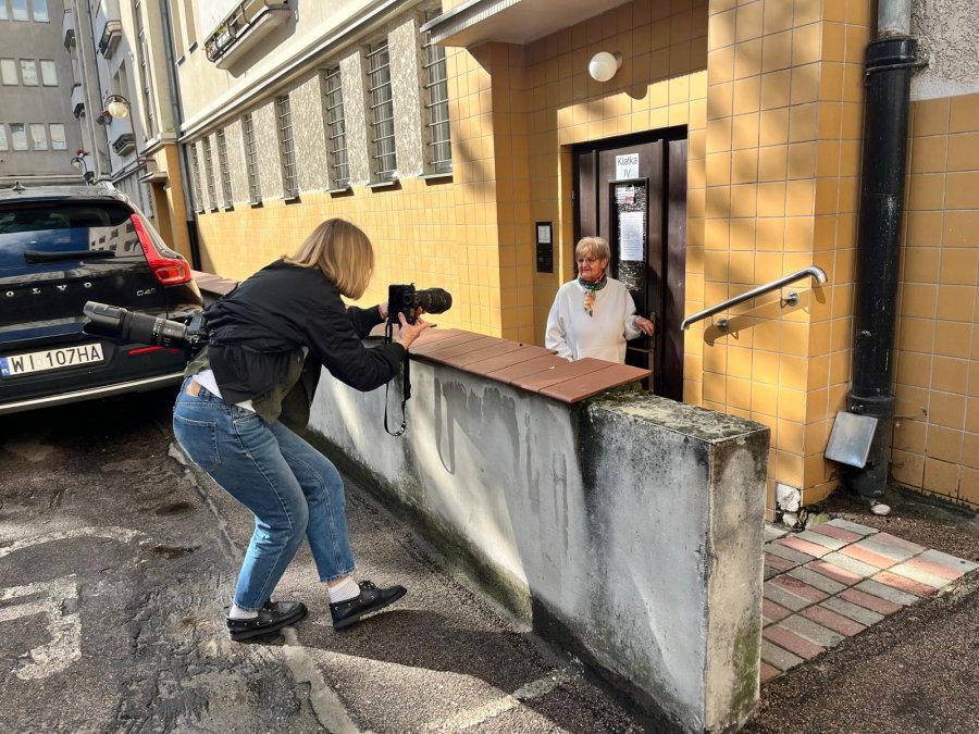 Niemieckie media coraz częściej odwiedzają Gdynię. Na zdjęciu sesja dla dziennika Bild, kt&oacute;rej bohaterką została pani Maria Piradoff-Link, kustoszka Mini Muzeum &bdquo;Bankowiec&rdquo;