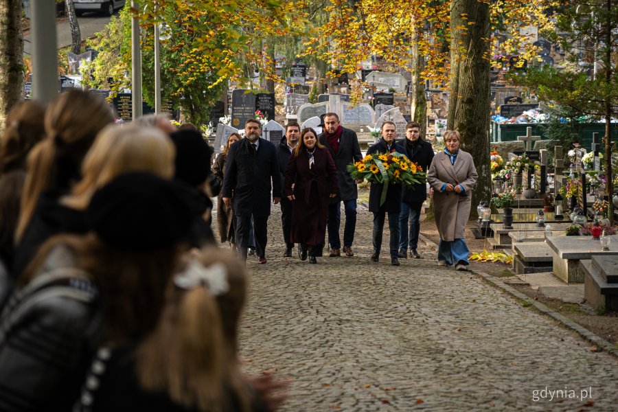 25. rocznica śmierci Franciszki Cegielskiej. Kwiaty składają od lewej: Tadeusz Szemiot, przewodniczący Rady Miasta Gdyni, Maciej Zielonka, wiceprezydent Gdyni, Aleksandra Kosiorek, prezydent Gdyni, Tomasz Augustyniak, wiceprezydent Gdyni oraz radni miasta: Norbert Anisowicz, Dominik Aziewicz, Teresa Bysewska (fot. Kamil Złoch)