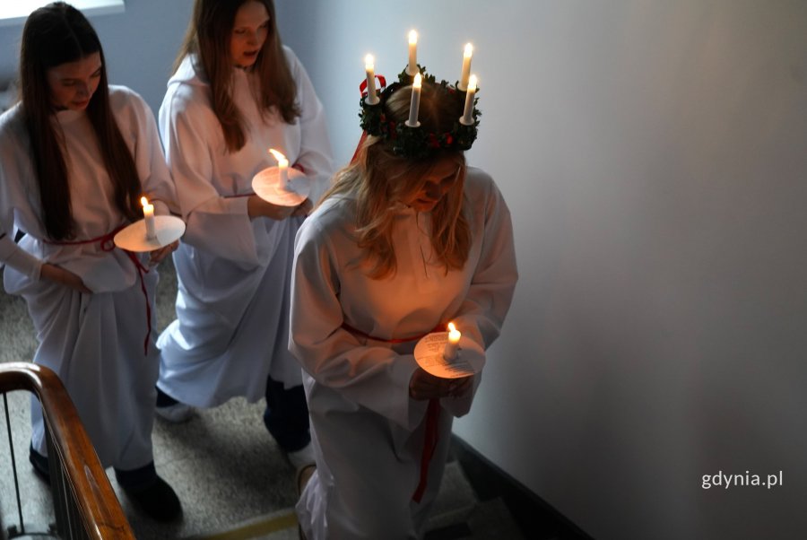 Na zdjęciu uczniowie w orszaku św. Łucji