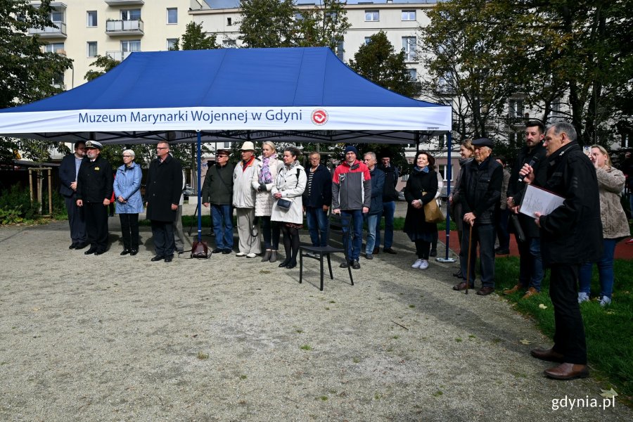 Uczestnicy uroczystości z okazji prezentacji muralu, na którym uwieczniono "Błyskawicę" // fot. Magdalena Czernek