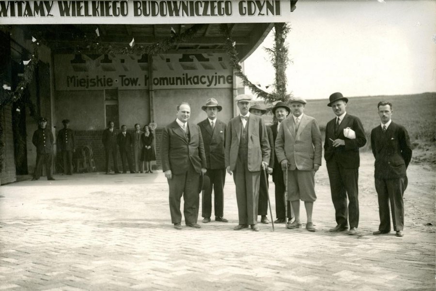 Eugeniusz Kwiatkowski (trzeci z lewej), 1930-1931 r., fot. ze zbior&oacute;w Muzeum Miasta Gdyni