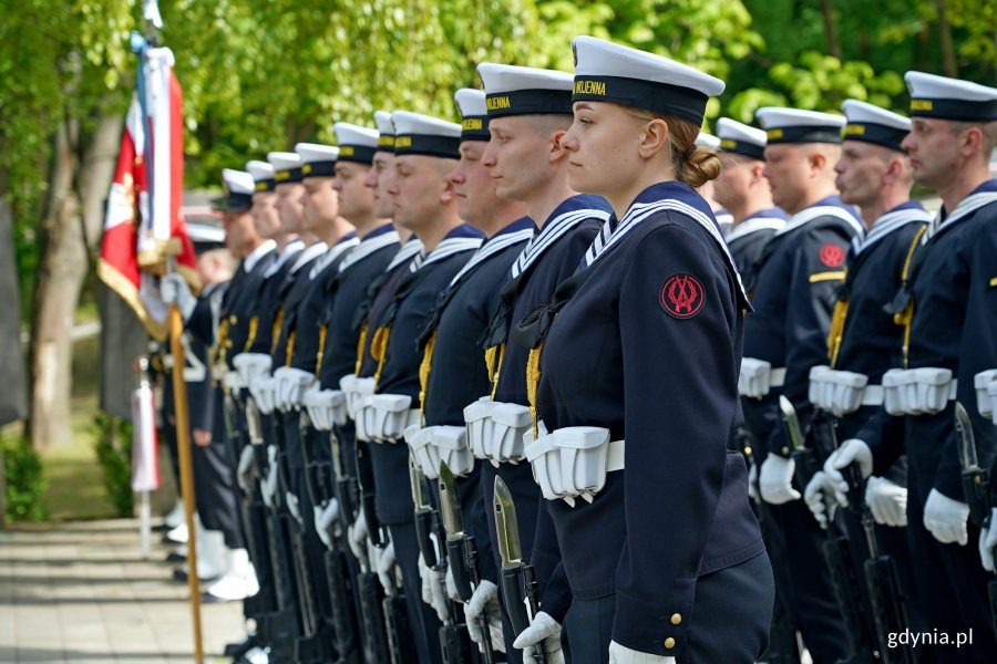 Żołnierze Kompanii Reprezentacyjnej Marynarki Wojennej w galowych mundurach podczas uroczystości z okazji 80. rocznicy zakończenia II wojny światowej 