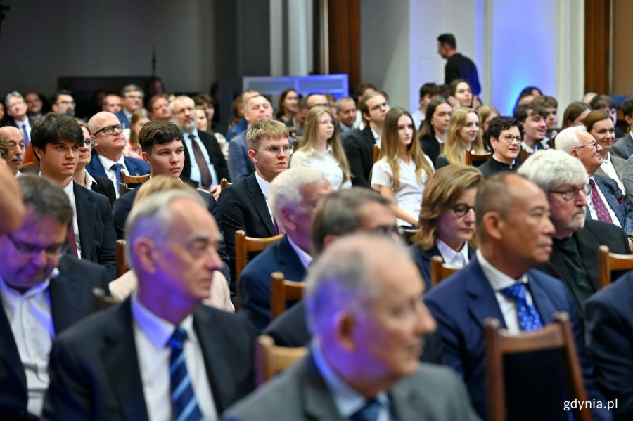 Uczestnicy inauguracji roku akademickiego na Politechnice Gdańskiej zgromadzeni w auli 