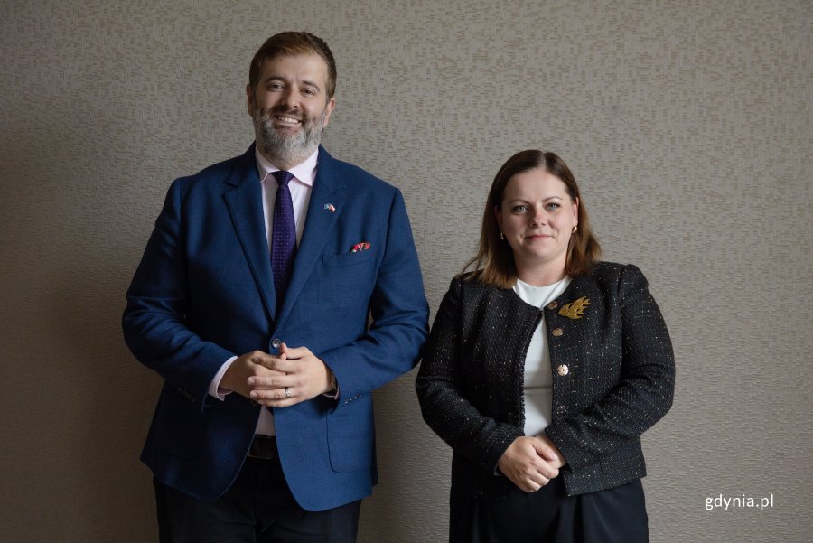 Na zdjęciu Drilon S. Gashi, szef Misji Konsulatu Generalnego Republiki Kosowa oraz Aleksandra Kosiorek, prezydent Gdyni (fot. Natalia Kawalerowicz) 
