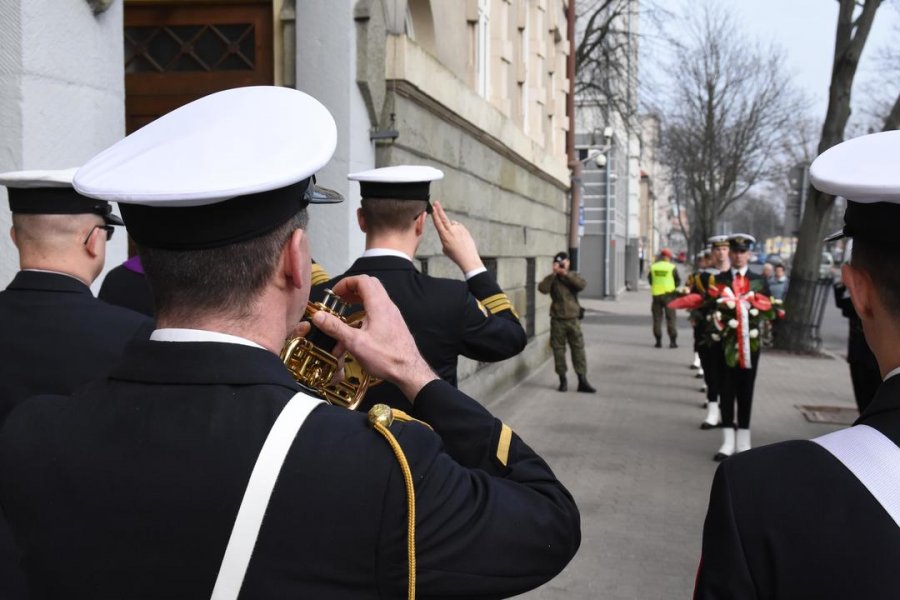 Złożenie kwiatów przy tablicy admirała floty Andrzeja Karwety // fot. Lechosław Dzierżak