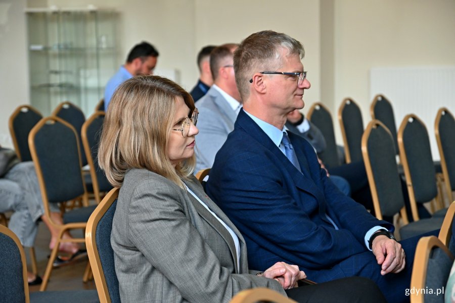 Wiceprezydent Gdyni Rafał Geremek i skarbnik miasta Honorata Krupka podczas spotkania w sali Niebo Polskie Urzędu Marszałkowskiego Województwa Pomorskiego