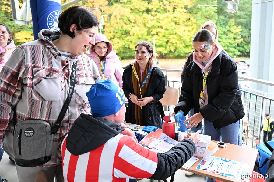 Stoisko Centrum Medycznego Medicorum na stadionie w ramach akcji „Pier(w)si #wGdyni” 