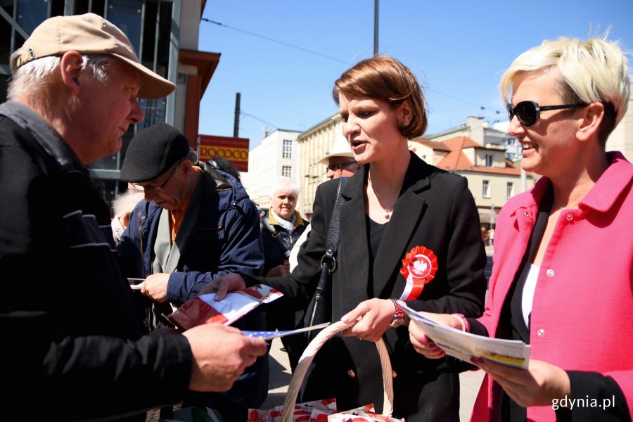 Wiceprezydent Gdyni Katarzyna Gruszecka-Spychała podczas akcji "Tydzień z biało-czerwoną flagą w Radiu Gdańsk" przed gdyńskim InfoBoxem / fot. Paweł Kukla
