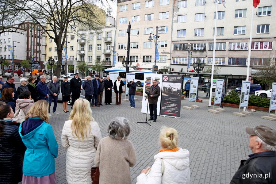Na środku stoi (na tle plansz) Tomasz Miegoń - dyrektor Muzeum Marynarki Wojennej, który wita gości zgromadzonych na wernisażu wystawy „Gdynia na straży Wybrzeża 1921-1939”. Wśród otaczających go uczestników są m.in.: Joanna Zielińska - przewodnicząca Rady Miasta Gdyni, Karin Moder - dyrektor Muzeum Miasta Gdyni oraz radny Zenon Roda // fot. Przemysław Kozłowski