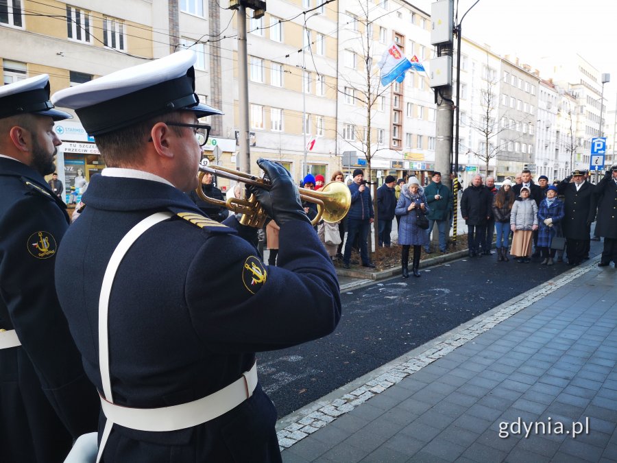 żołnierz gra na trąbce