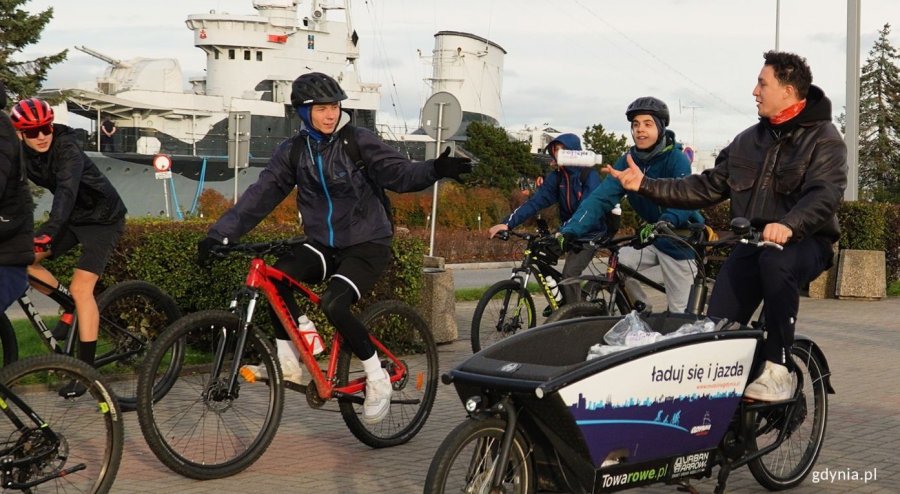 Uczniowie wraz z AJ'em (fot. Przemysław Dopke)