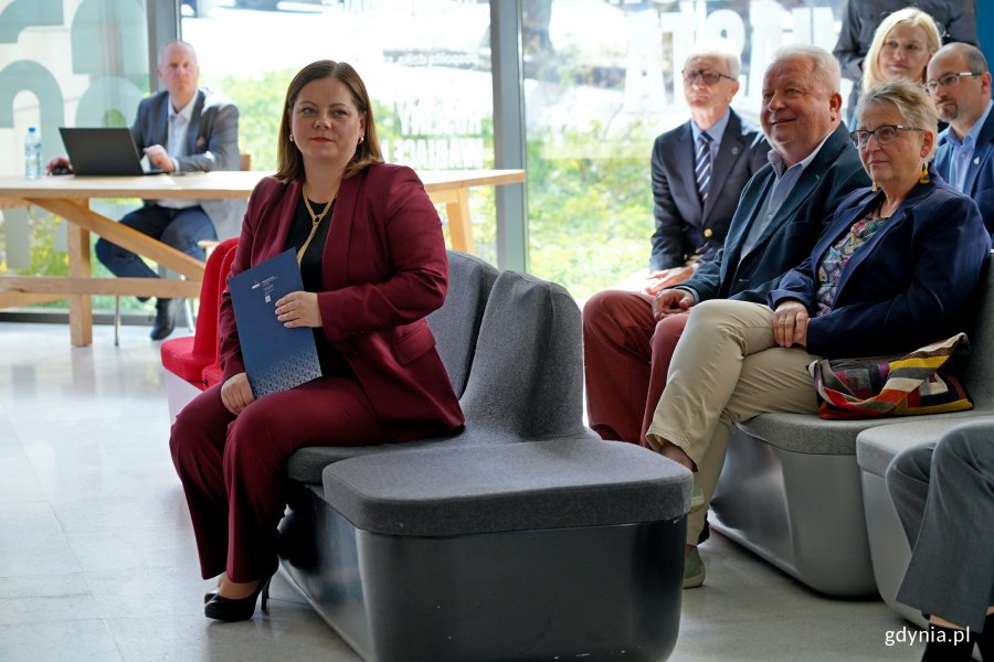 Prezydent Gdyni Aleksandra Kosiorek oraz uczestniczy gali wręczenia Nagrody im. Kapitana Leszka Wiktorowicza zebrani w Muzeum Miasta Gdyni