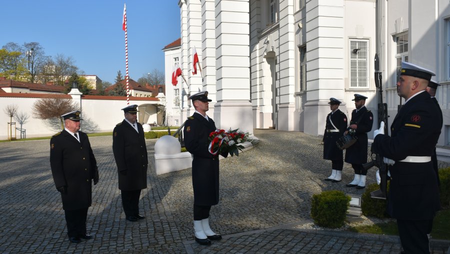 kmdr Wojciech Krysiak – komendant Portu Wojennego Gdynia podczas składania kwiatów przy popiersiu gen. bryg. Stanisława Dąbka