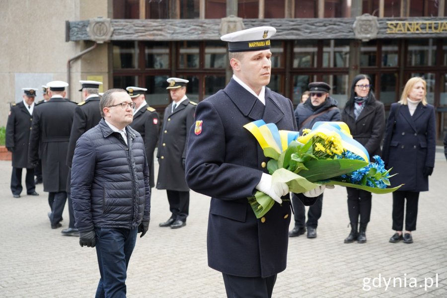 Kwiaty składa konsul generalny Ukrainy w Gdańsku Oleksandr Plodystyi