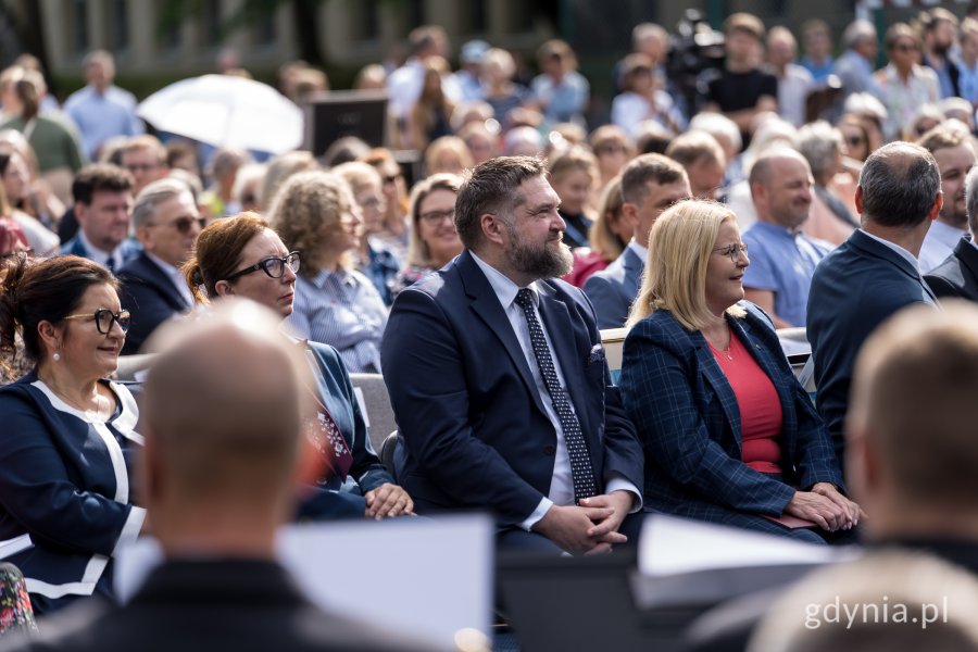 Na zdj. m.in. przewodniczący Rady Miasta Gdyni i absolwent Trójki Tadeusz Szemiot