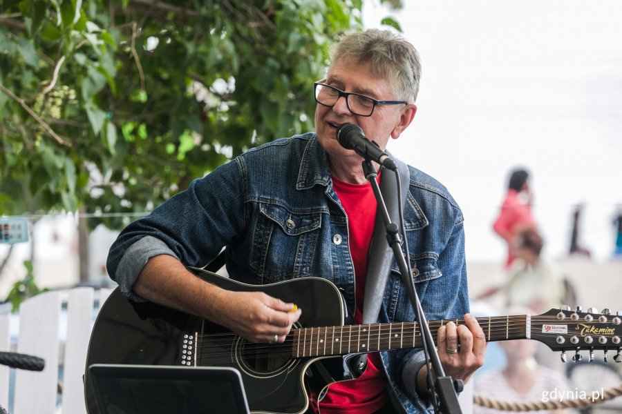 Bogusław Olszonowicz - członek zespołu Bernard Dornowski ex Czerwone Gitary podczas koncertu towarzyszącego otwarciu nowej sceny przy plaży w Orłowie. Muzyk gra na gitarze i śpiewa // fot. Karol Stańczak