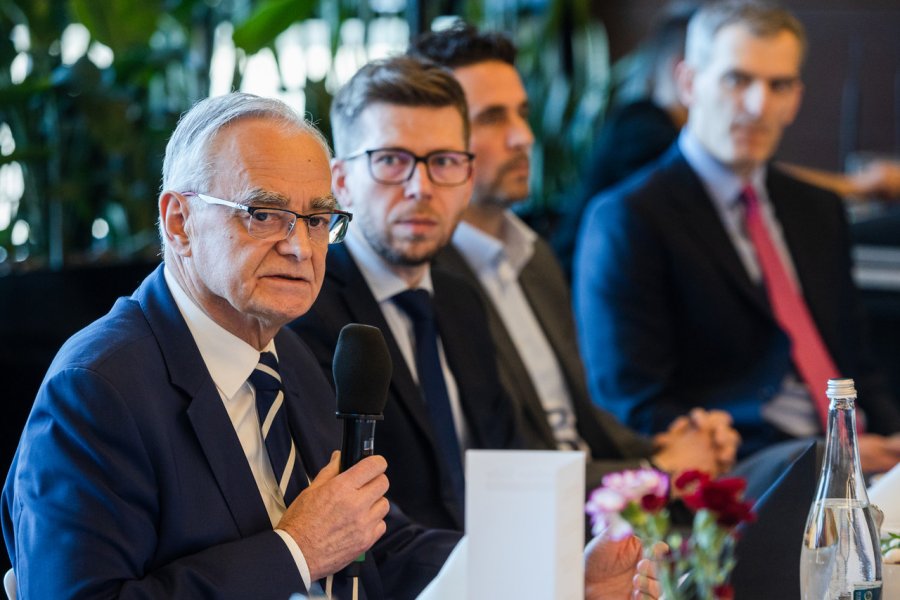 Założycielskie spotkanie Think Tanku „Metropolia”. Na zdjęciu m.in. Michał Glaser, prezes Obszaru Metropolitalnego Gdańsk-Gdynia-Sopot oraz Zbigniew Canowiecki, przewodniczący Konwentu Gospodarczego Związku Uczelni im. Daniela Fahrenheita (GUMed, PG, UG). Fot. Karol Stańczak
