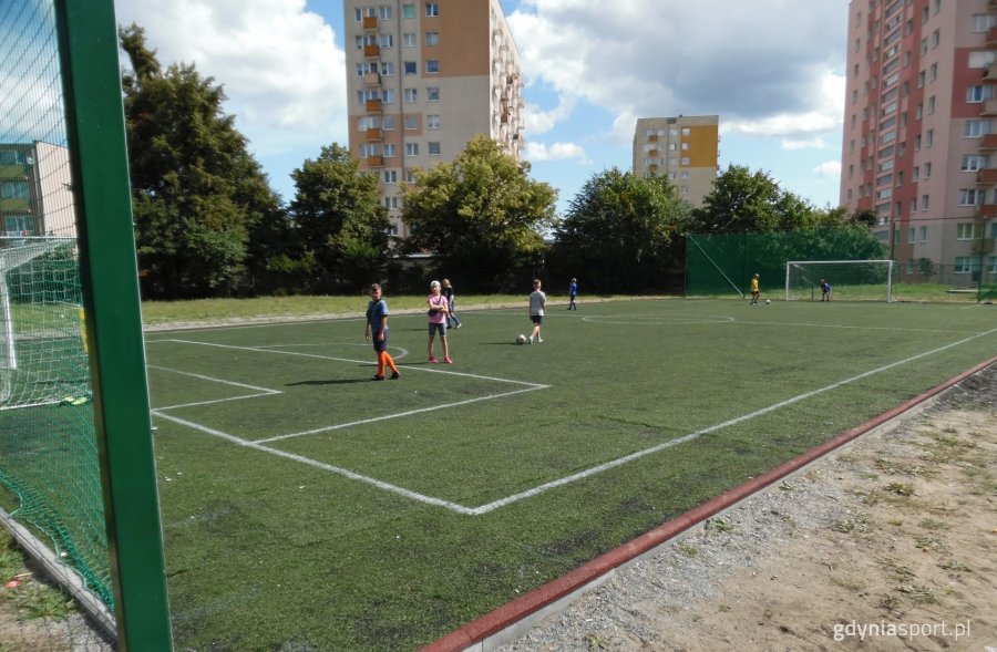 Trawa z NSR wyłożona została na obiektach przy ulicach: Wejherowskiej (XIV LO), Morskiej (SP 10), Orłowskiej (SP 8), Słowackiego (SP 51), Grabowo (SP 17) lub Zielonej (SP 28)