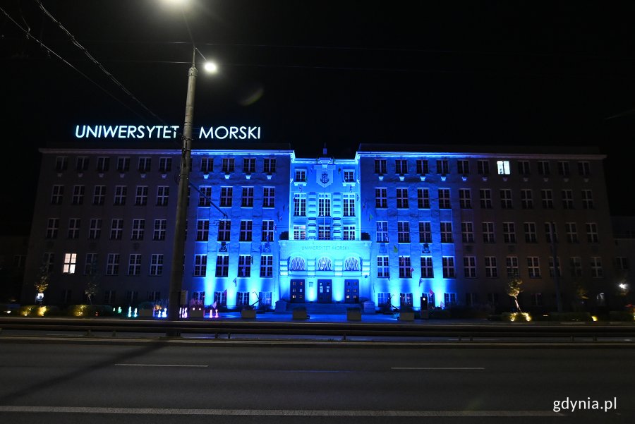 Światowy Dzień Morza na niebiesko w Gdyni. Fot. Michał Puszczewicz