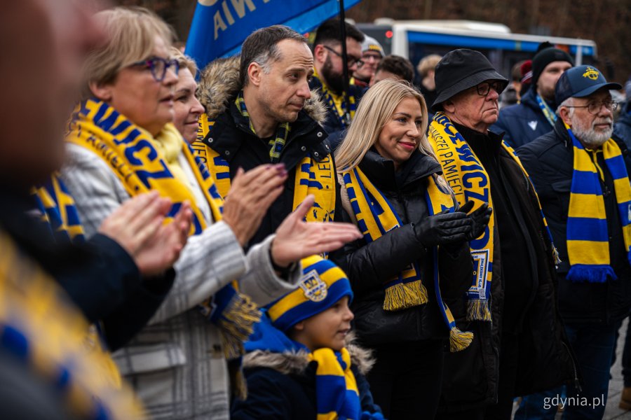 Radni Rady Miasta Gdyni, od lewej m.in. Teresa Bysewska, Beata Zastawna, Dawid Biernacik, Anna Salomon. Symboliczne odsłonięcie tablicy z nazwą placu Janusza Kupcewicza przy Stadionie Miejskim w Gdyni (fot. Kamil Złoch)