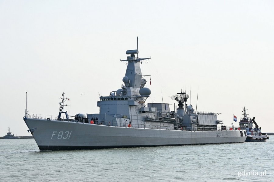 Niderlandzka fregata rakietowa HNLMS „Van Amstel” wpływająca do gdyńskiego portu // fot. Magdalena Czernek
