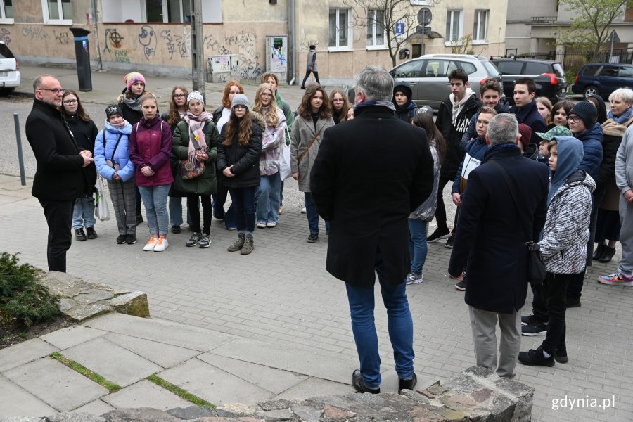 Młodzież z wiceprezydentem Michałem Guciem pod tablicą pamięci Żydów w Gdyni