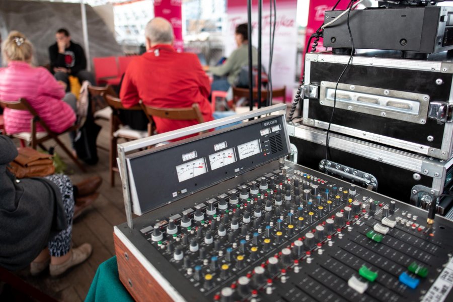 Plenerowe studia Polskiego Radia nadają z Gdyni przed „Lato z Radiem Festiwal”, fot. Dawid Linkowski