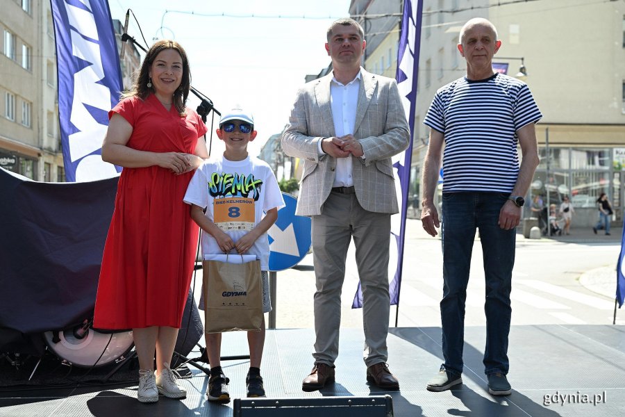 Rozdanie nagr&oacute;d wśr&oacute;d zwycięzc&oacute;w Biegu Kelner&oacute;w. Na zdjęciu m.in: członek zarządu wojew&oacute;dztwa pomorskiego Adam Gawrylika i wiceprezydentka Gdyni Oktawia Gorzeńska 