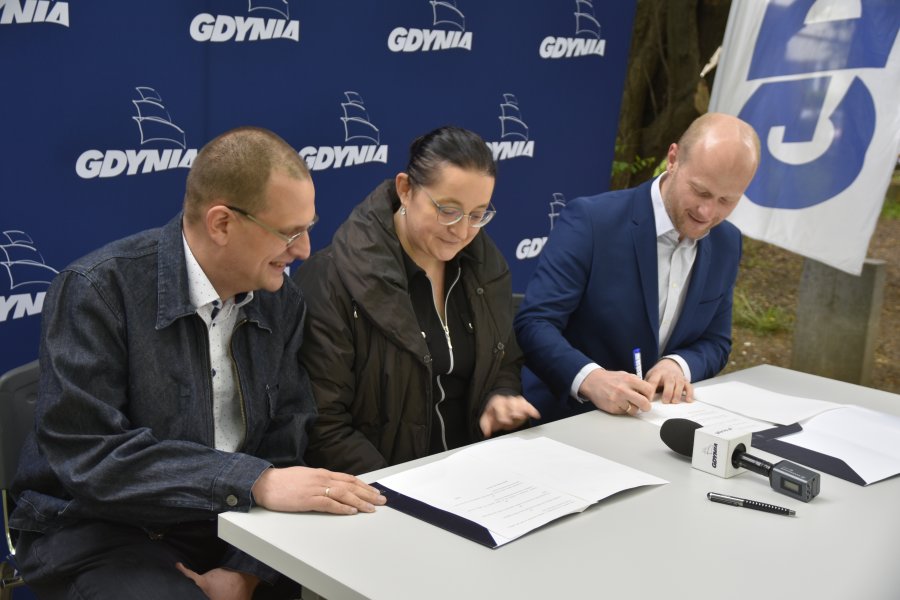 Wiceprezydent Bartosz Bartoszewicz, Krystyna i Jacek Kolwas, właściciele Szkoły Latawiec podpisują list intencyjny