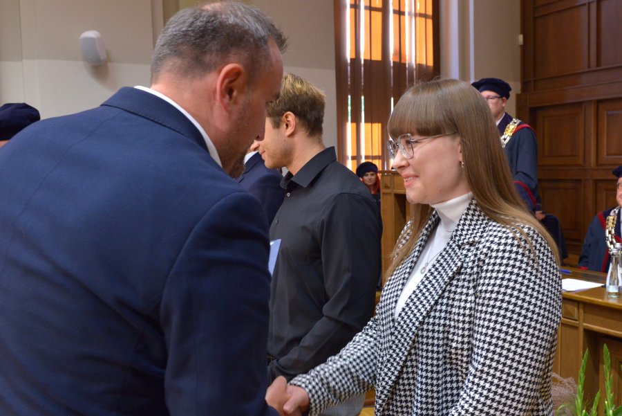 na zdjęciu uśmiechnięci ludzie