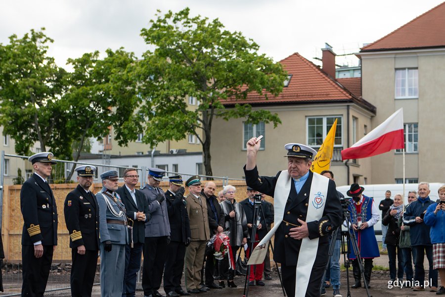 Uroczystość odsłonięcia tablicy pamiątkowej na cokole Krzyża Rybackiego im. Tadeusza Wendy w setną rocznicę odprawienia polowej mszy św. z okazji rozpoczęcia budowy portu w Gdyni. Fot. Anna Rezulak