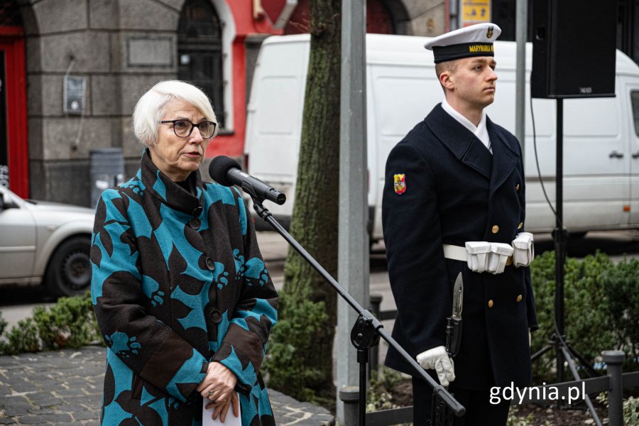 Przemówienie Joanna Zielińskiej, przewodniczącej Rady Miasta Gdyni podczas uroczystości pod pomnikiem "Ofiar terroru komunistycznego" w dniu pamięci o żołnierzach wyklętych, fot. Michał Sałata