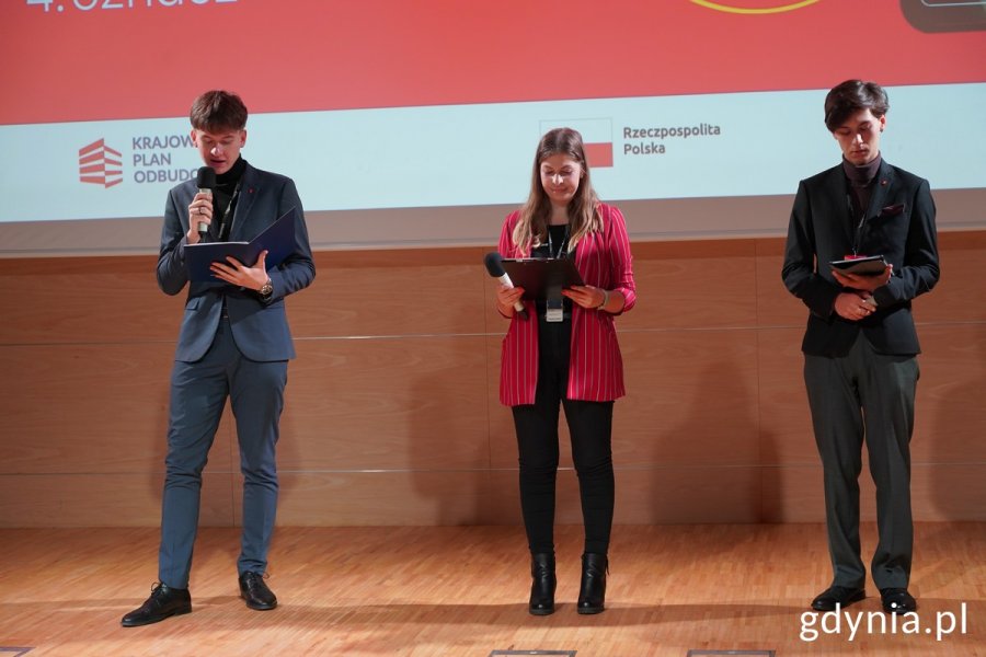 Prowadzący konferencję z Młodzieżowej Rady Miasta Gdyni 