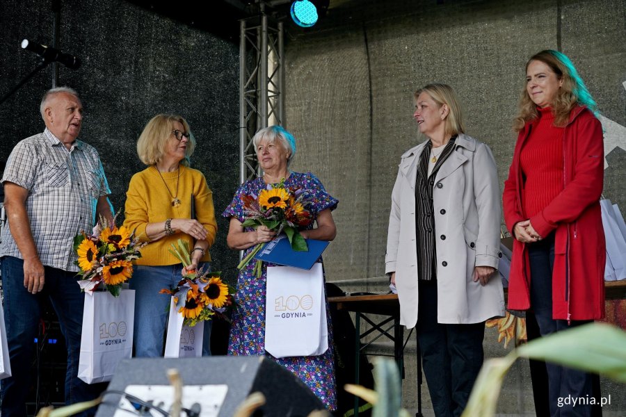 Beata Zastawna &ndash; przewodnicząca Rady Miasta Gdyni i Hanna Niedźwiecka-Pasternak &ndash; zastępca naczelnika Wydziału Ogrodnika Miasta wraz z laureatami konkursu &bdquo;Gdynia w kwiatach&rdquo; podczas gali finałowej w Parku Kolibki 