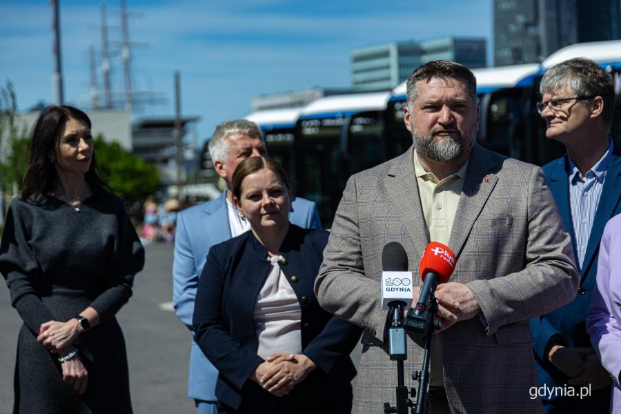 Głos zabiera Tadeusz Szemiot. Przekazanie nowych autobus&oacute;w elektrycznych Solaris Urbino 18 Electric na Molo Południowym w Gdyni (fot. Kamil Złoch)