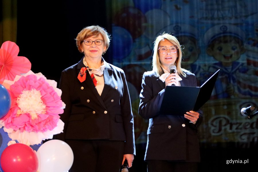 &bdquo;Ahoj, hip, hip hura, Gdynia 100 lat ma&rdquo;, na zdjęciu od lewej: dyrektorka przedszkola nr 9 Elżbieta Czykier i Dyrektorka Przedszkola Nr 43 &bdquo;Jantarek&rdquo; Magdalena Ziętek (fot. Katarzyna Balcerzak)