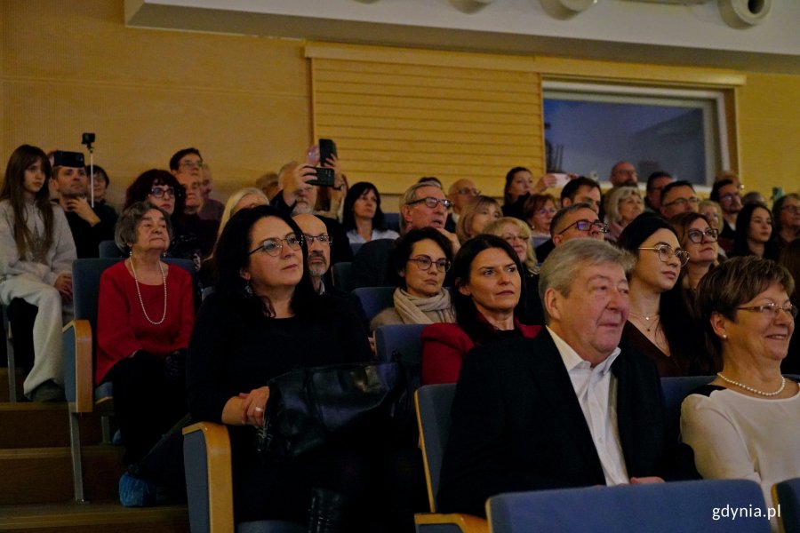 Publiczność zgromadzona w sali koncertowej Szkoły Muzycznej I i II stopnia im. Z. Noskowskiego podczas koncertu &bdquo;Muzyczny portret Gdyni&rdquo;. Wśr&oacute;d gości m.in. wiceprzewodnicząca Rady Miasta Gdyni Mariola Śrubarczyk-Cichowska 