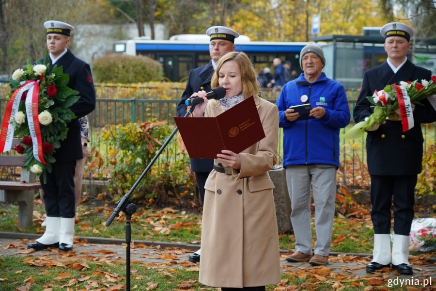 Przy mikrofonie Katarzyna Lisiecka z Instytutu Pamięci Narodowej w Gdańsku 